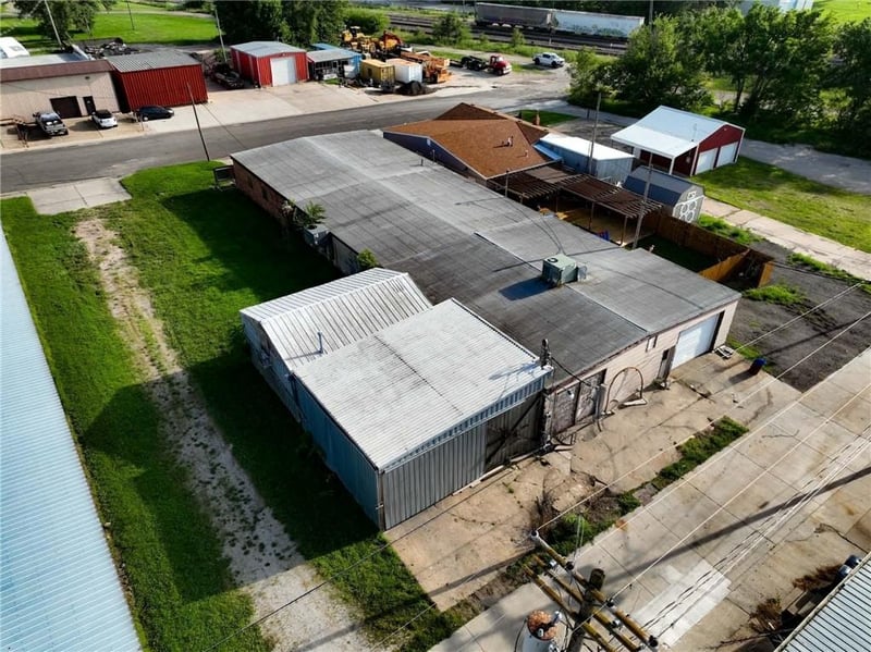 808 Utah St, Hiawatha, KS 66434
