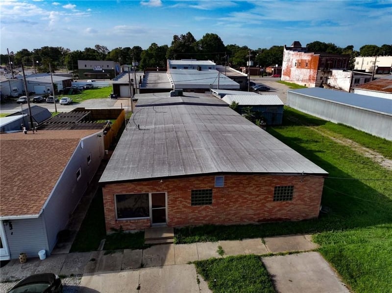 808 Utah St, Hiawatha, KS 66434