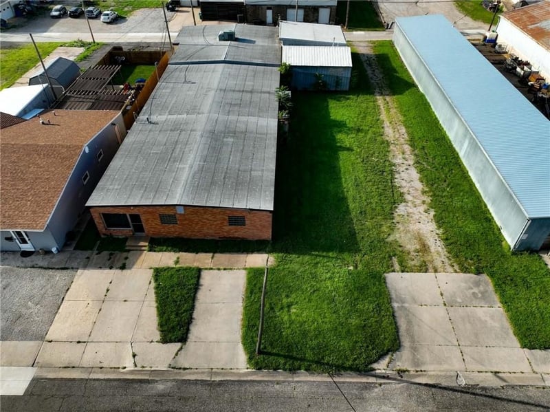 808 Utah St, Hiawatha, KS 66434