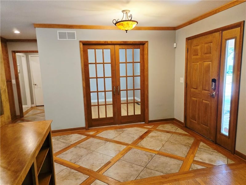 9536 Manor Rd, Leawood, KS 66206
