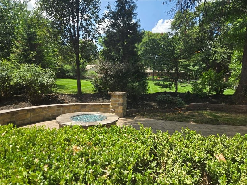 9536 Manor Rd, Leawood, KS 66206