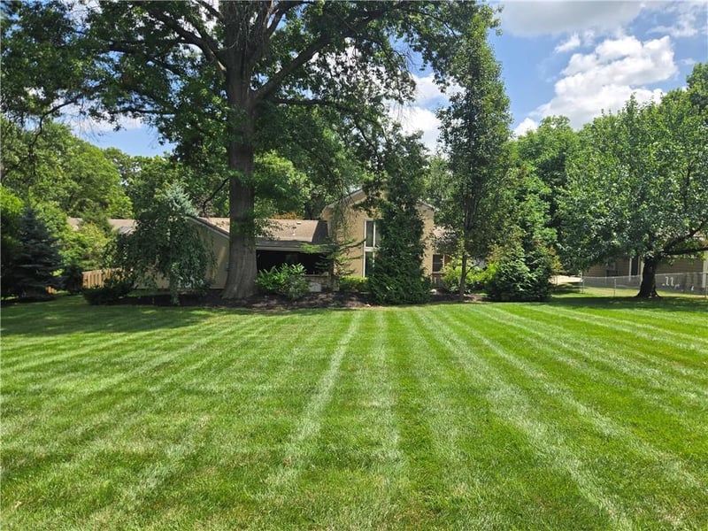 9536 Manor Rd, Leawood, KS 66206