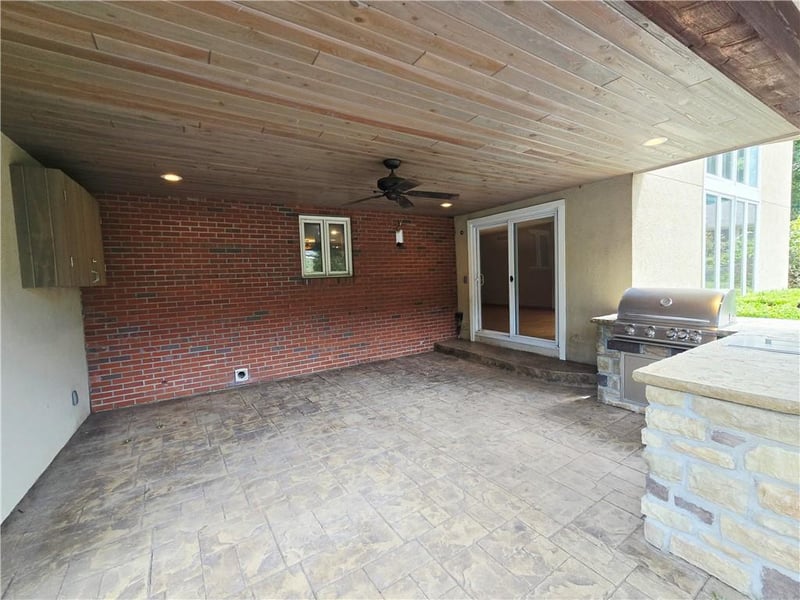 9536 Manor Rd, Leawood, KS 66206