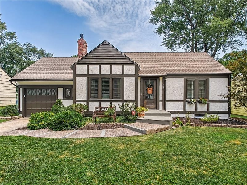 5026 72nd Ter, Prairie Village, KS 66208