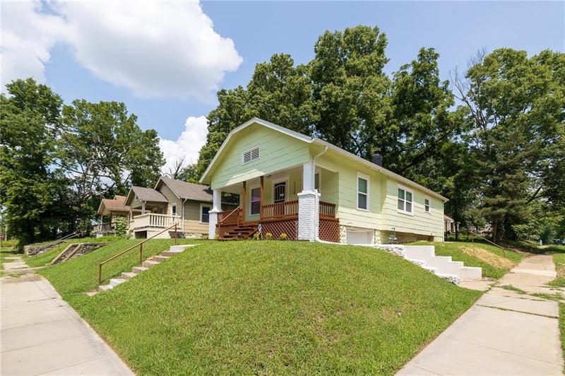 3220 68th St, Kansas City, MO 64132