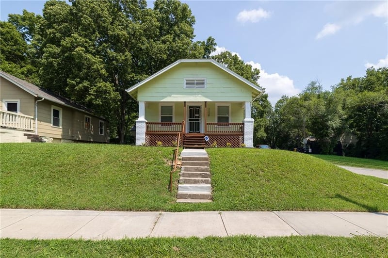 3220 68th St, Kansas City, MO 64132