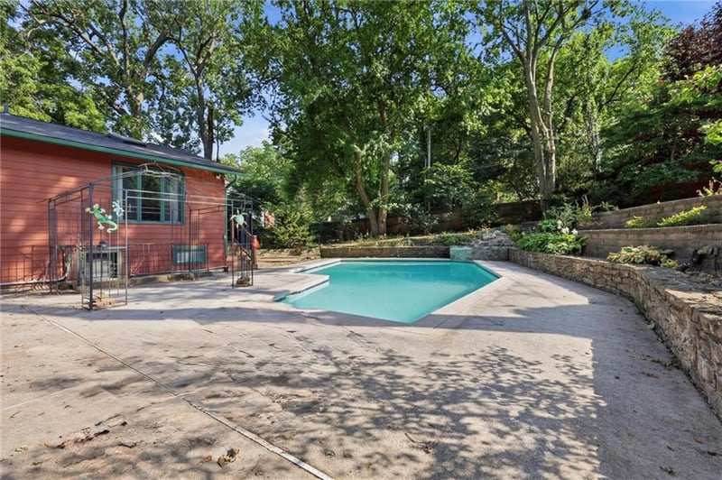 8728 Meadow Ln, Leawood, KS 66206