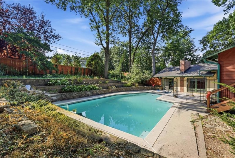 8728 Meadow Ln, Leawood, KS 66206