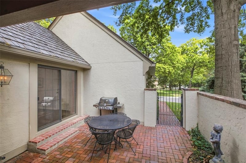 7930 Bristol Ct, Prairie Village, KS 66208