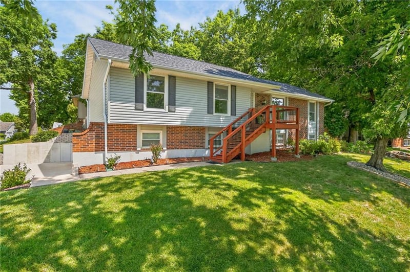 7401 Strathbury Ave, Kansas City, MO 64151