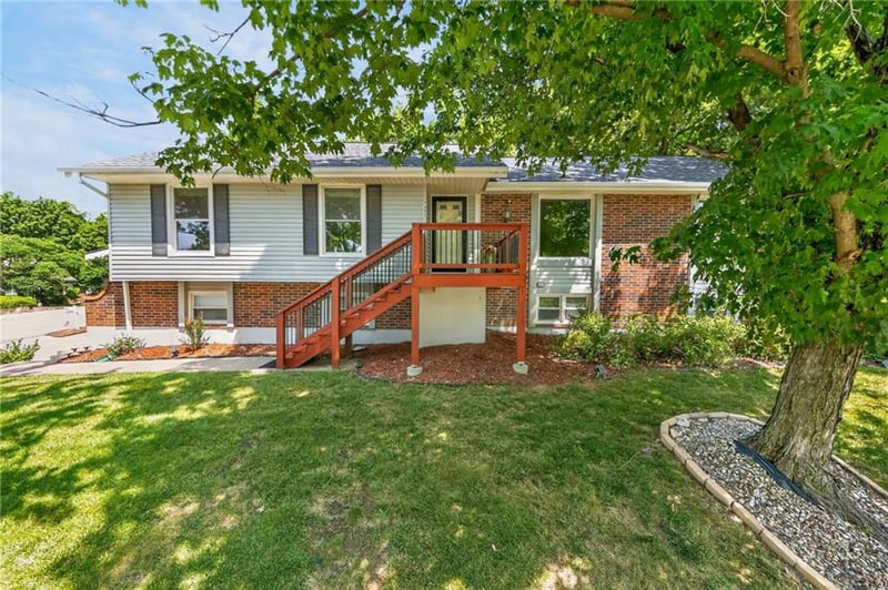 7401 Strathbury Ave, Kansas City, MO 64151