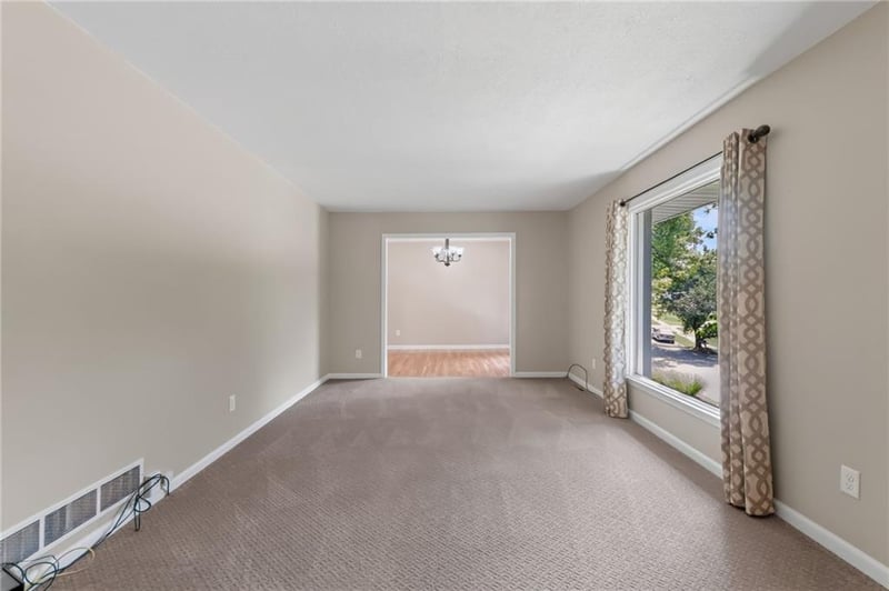 7401 Strathbury Ave, Kansas City, MO 64151