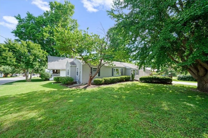 2701 47th Ter, Westwood, KS 66205