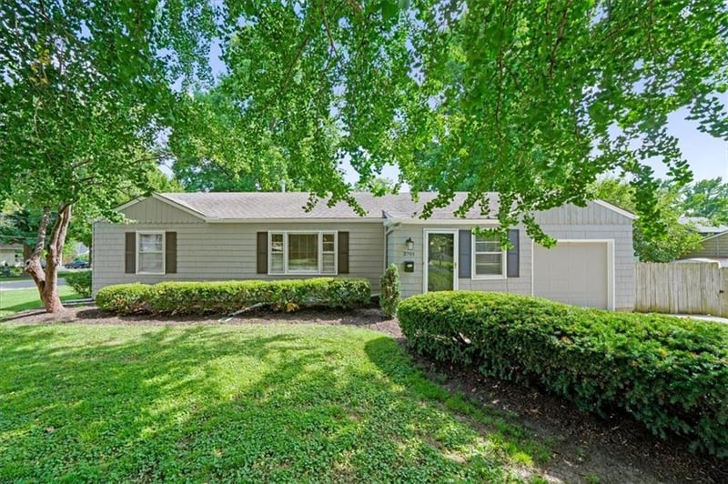 2701 47th Ter, Westwood, KS 66205