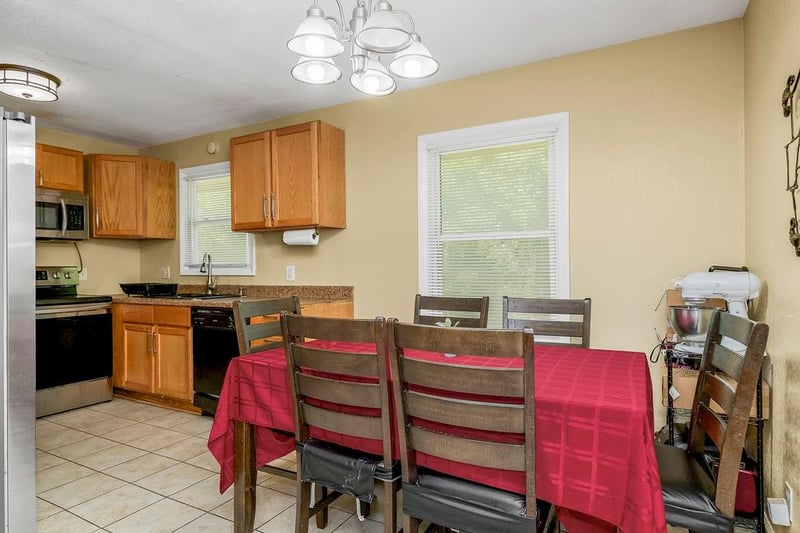 5902 Fairlane Dr, Kansas City, MO 64134