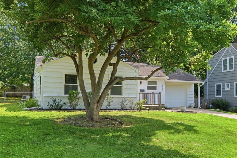 7420 Cherokee Dr, Prairie Village, KS 66208