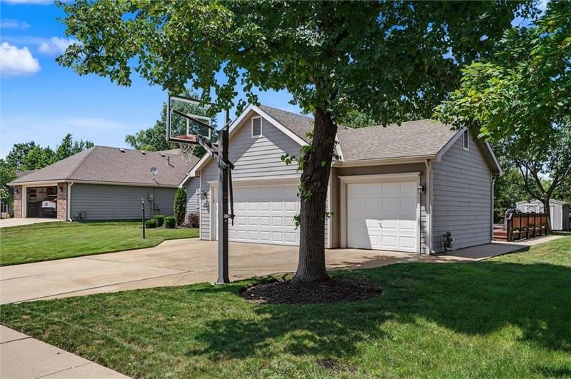 4212 Saddlehorn Dr, Lawrence, KS 66049