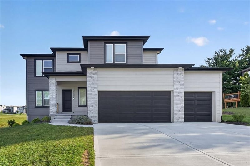 2708 12th St, Lee's Summit, MO 64081