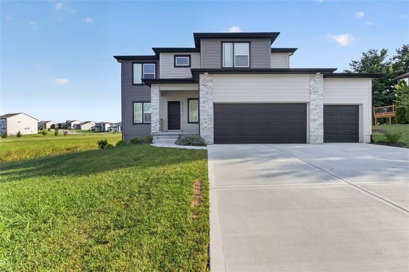 2708 12th St, Lee's Summit, MO 64081