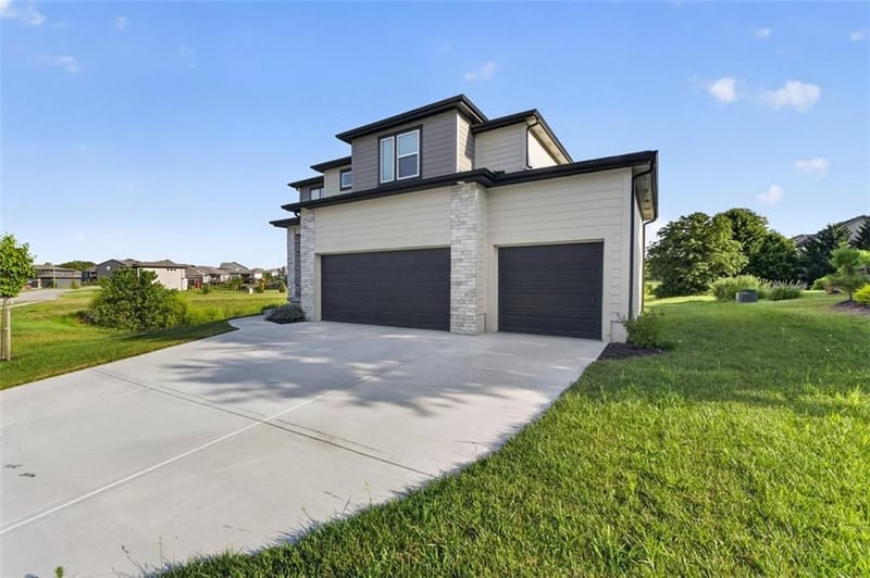 2708 12th St, Lee's Summit, MO 64081