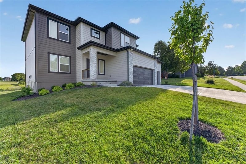 2708 12th St, Lee's Summit, MO 64081