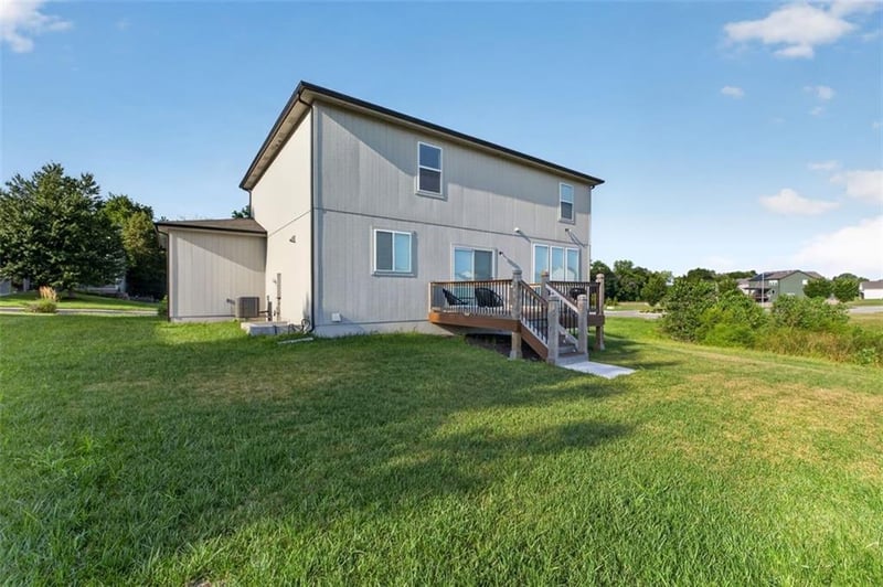 2708 12th St, Lee's Summit, MO 64081