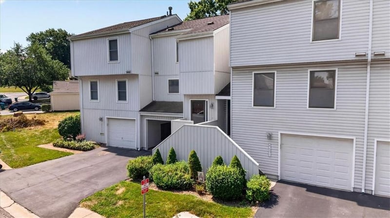 8645 108th Pl, Overland Park, KS 66210