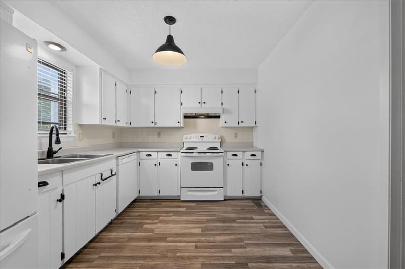8645 108th Pl, Overland Park, KS 66210