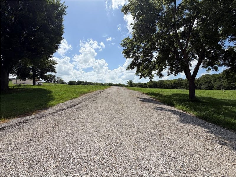 15749 206th St, Tonganoxie, KS 66086