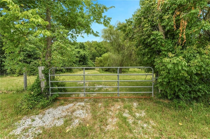 9215 Valley Garden Dr, Kansas City, MO 64139