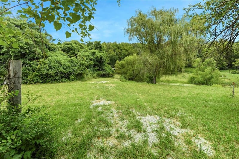 9215 Valley Garden Dr, Kansas City, MO 64139