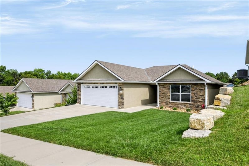 905 Ingleside Dr, Pleasant Hill, MO 64080