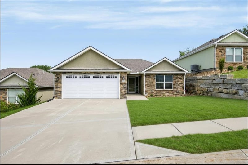905 Ingleside Dr, Pleasant Hill, MO 64080