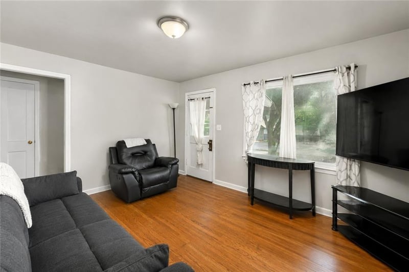 118 Carlisle St, Sugar Creek, MO 64054