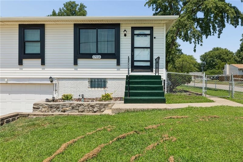 17914 Whitney Rd, Independence, MO 64058
