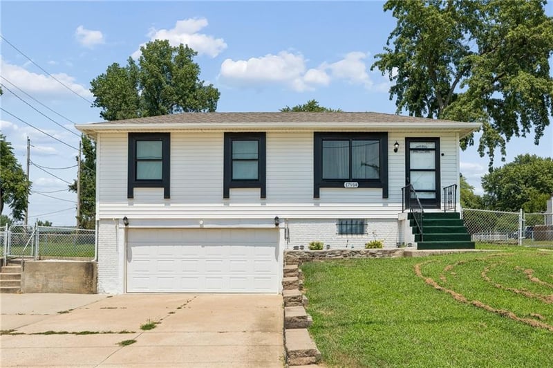 17914 Whitney Rd, Independence, MO 64058