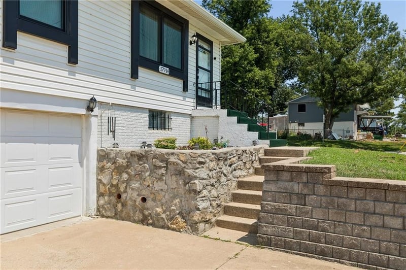17914 Whitney Rd, Independence, MO 64058