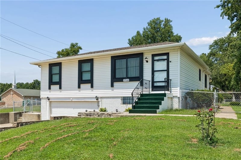 17914 Whitney Rd, Independence, MO 64058