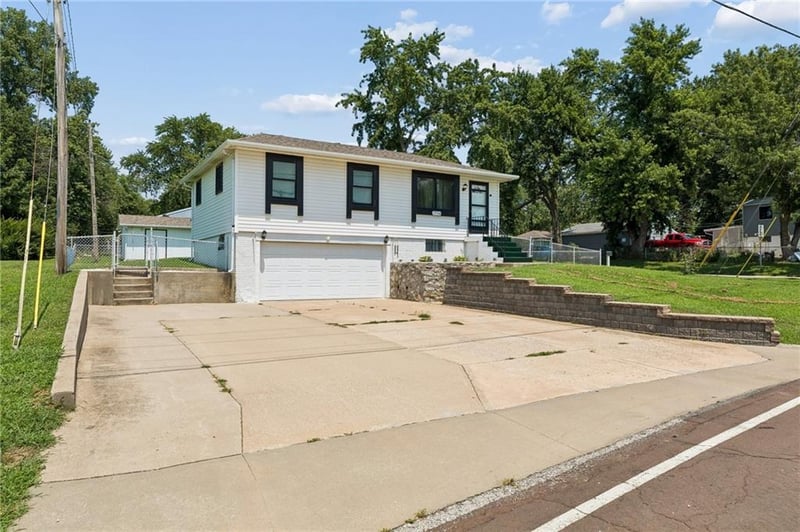 17914 Whitney Rd, Independence, MO 64058