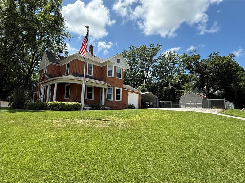 619 10th St, Atchison, KS 66002