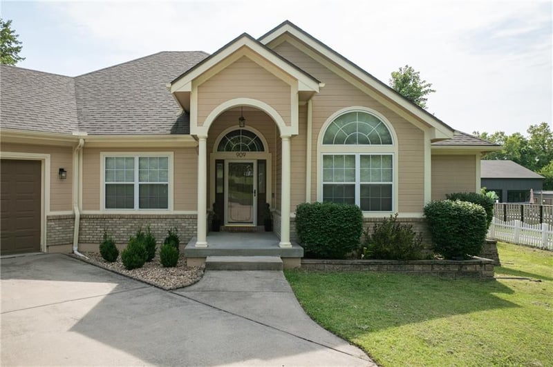 909 Ann St, Independence, MO 64056