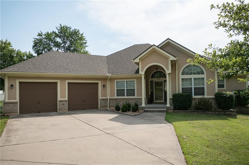 909 Ann St, Independence, MO 64056