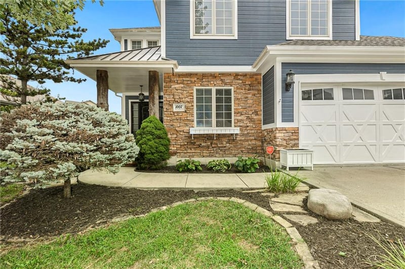 1007 Burr Oak Ln, Grain Valley, MO 64029