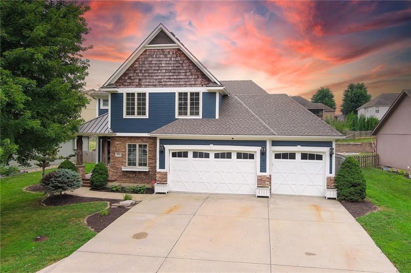 1007 Burr Oak Ln, Grain Valley, MO 64029