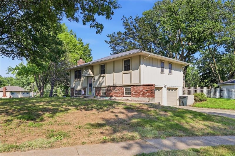 110 Rockwood St, Blue Springs, MO 64014