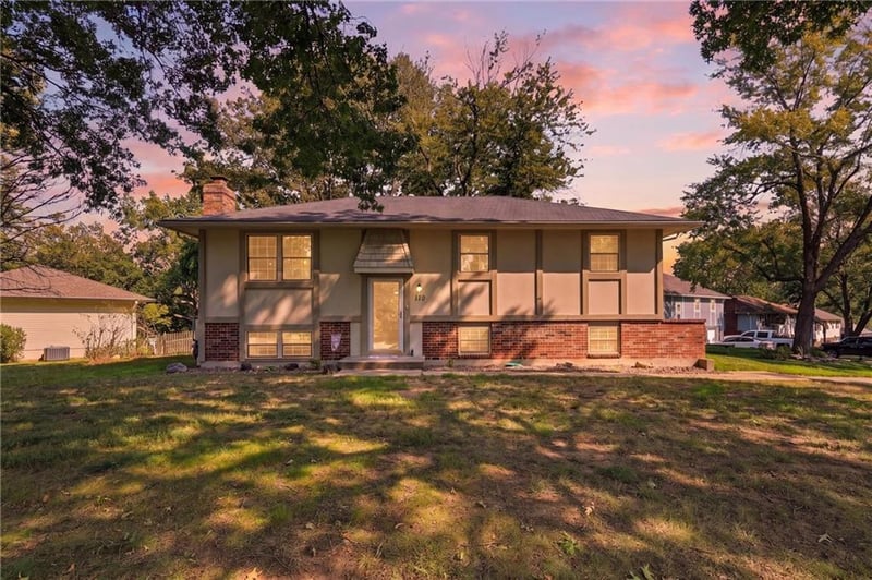 110 Rockwood St, Blue Springs, MO 64014