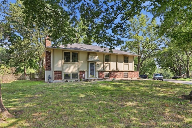 110 Rockwood St, Blue Springs, MO 64014