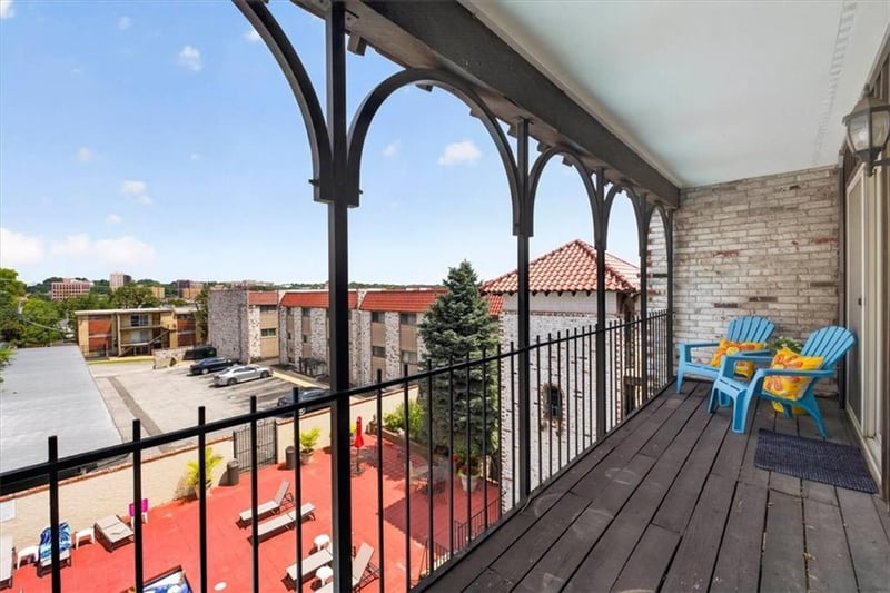 5019 Walnut St #E, Kansas City, MO 64112