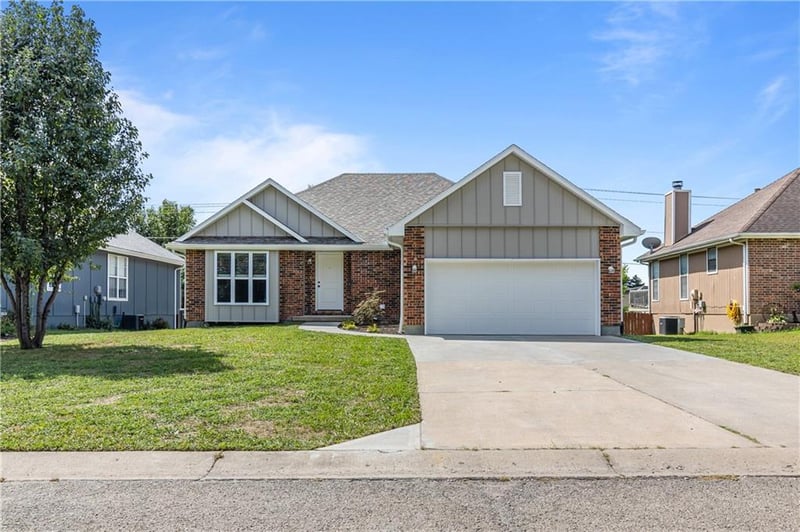 908 Coventry Ct, Warrensburg, MO 64093