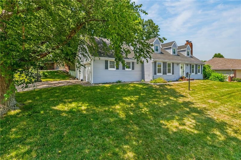 602 Greenbriar Ter, St Joseph, MO 64506